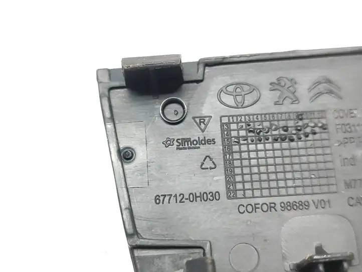 Toyota Aygo AB40 (2014 - 2018) 677120H030 Прочие детали салона — фото 3