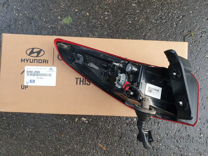 Hyundai Kona I (2017 - 2022) 92402J9600 Задний фонарь в кузове — фото 3