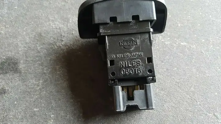 Nissan Primera (2001 - 2008) 06016 Включатель аварийных фонарей — фото 4