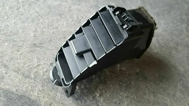 Nissan Primera (2001 - 2008) A1007035 Центральный воздушный дефлектор — фото 1