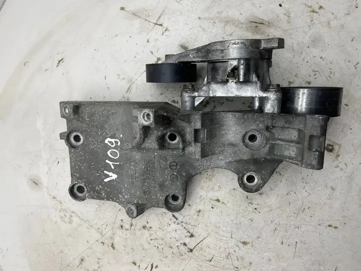 Volkswagen Touran I (2003 - 2010) 03G903143F Кронштейн генератора — фото 4