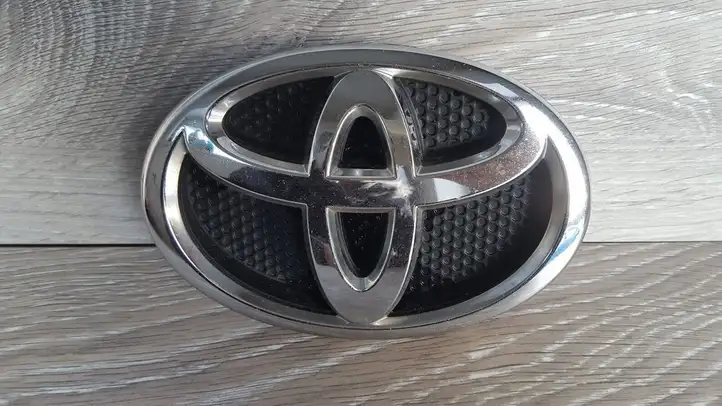 Toyota Avensis T250 (2006 - 2009) 7530105010 Эмблема автомобиля — фото 2