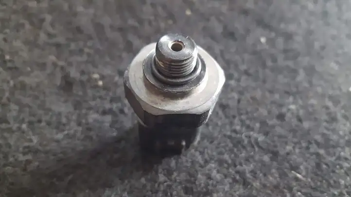 Toyota Corolla E120 E130 (2000 - 2004) 8945871010 Датчик уровня топлива — фото 3