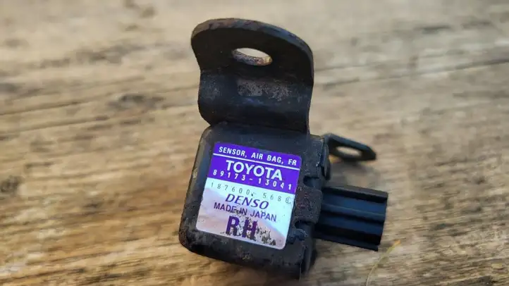 Toyota Corolla E120 E130 (2000 - 2004) 8917313041 Датчик удара SRS — фото 2
