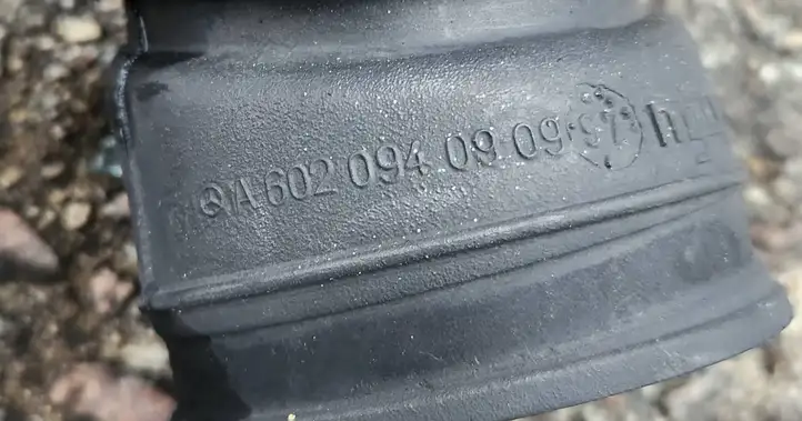 Mercedes-Benz E W210 (1995 - 2002) A6020940909 Трубка подачи воздуха — фото 2
