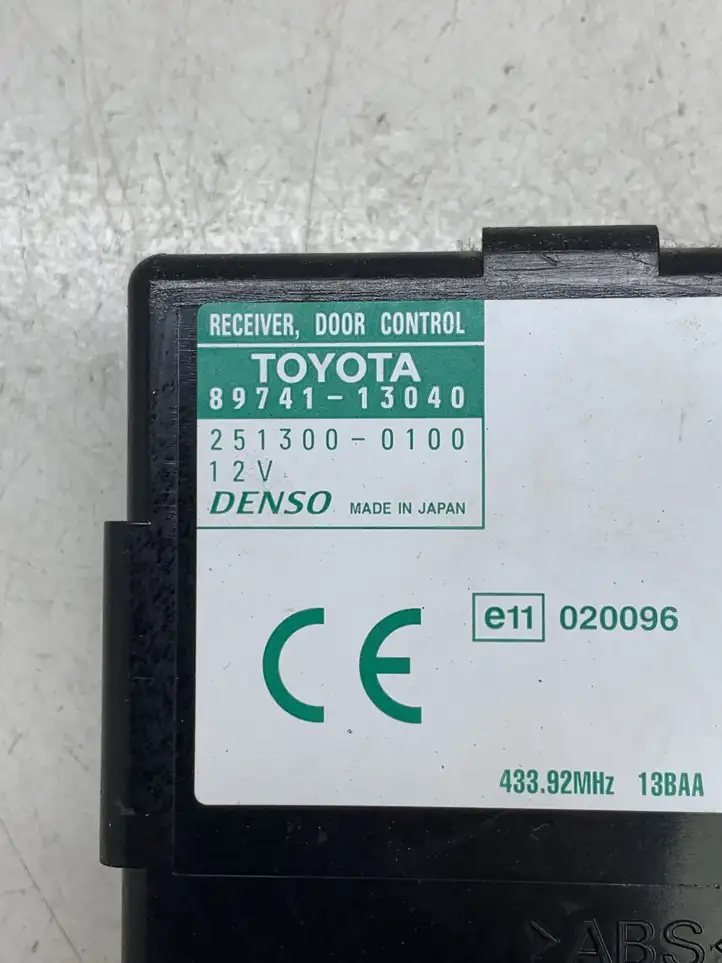 Toyota Corolla Verso E121 (2001 - 2004) 8974113040 Блок управления дверью — фото 2