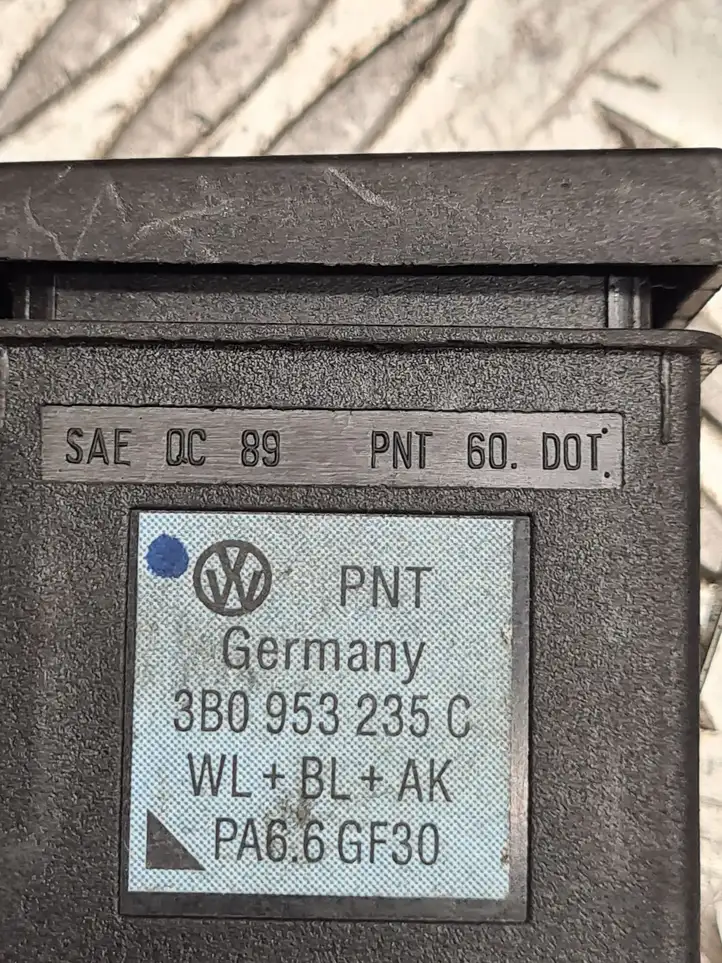 Volkswagen PASSAT B5.5 (2001 - 2005) 3B0953235C Включатель аварийных фонарей — фото 2
