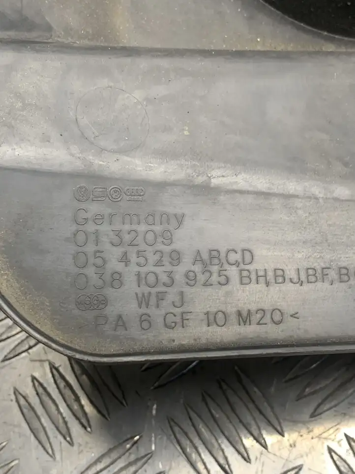 Volkswagen Golf IV (1998 - 2005) 038103925BH Крышка двигателя декоративная — фото 2