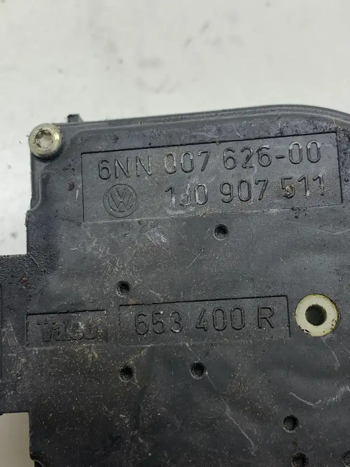 Volkswagen Bora (1998 - 2005) 1J0907511 Двигатель задвижки потока воздуха — фото 2