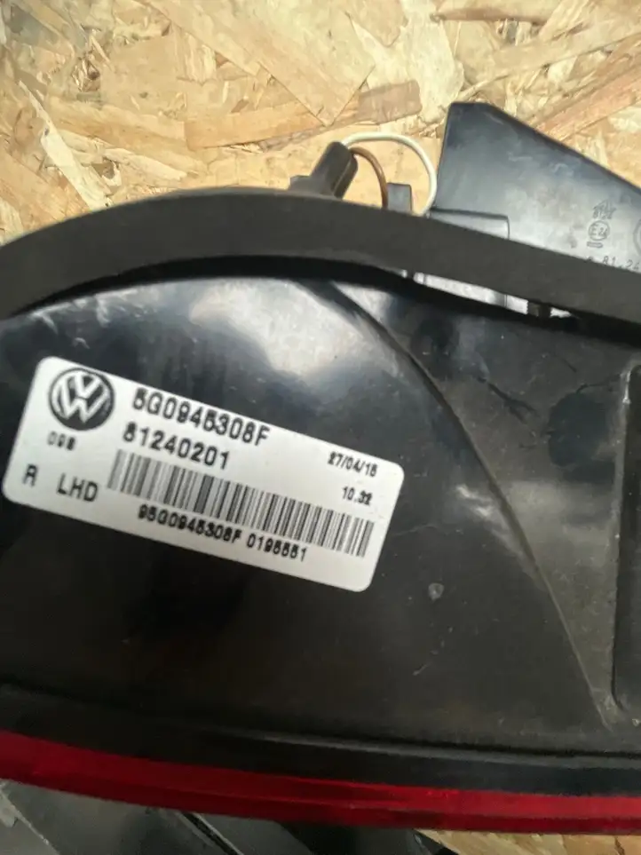 Volkswagen Golf VII (2013 - 2019) 5G0945308F Задний фонарь в крышке багажника — фото 2