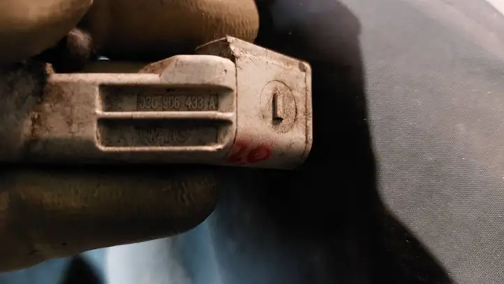 Skoda Superb B6 (3T) (2008 - 2015) 03C906433A Датчик коленвала — фото 2