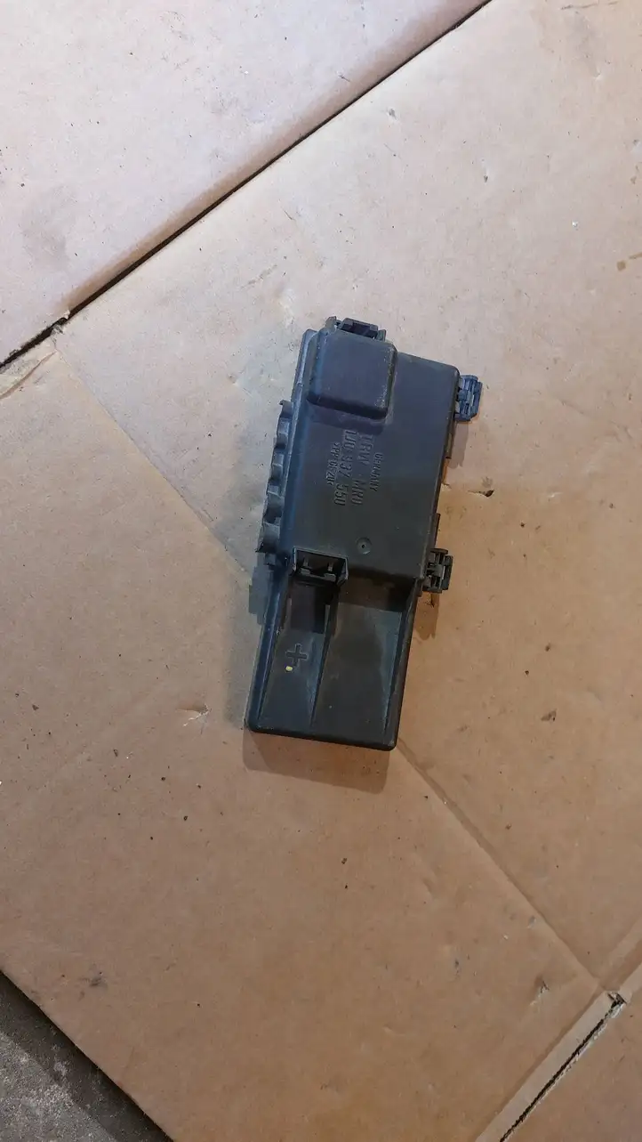 Audi A3/S3 8L (1996 - 2000) 1J0937550 Крышка ящика предохранителей — фото 1