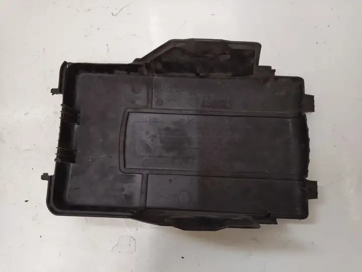Volkswagen PASSAT B6 (2005 - 2010) 1K0915443A Крышка ящика аккумулятора — фото 4