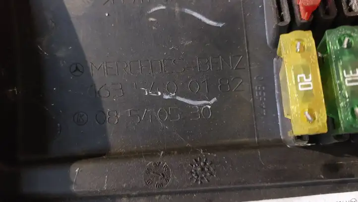 Mercedes-Benz ML W163 (1997 - 2005) 1635400182 Крышка ящика предохранителей — фото 2