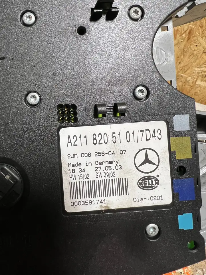 Mercedes-Benz E W211 (2002 - 2009) a2118205101 Передняя подсветка — фото 2