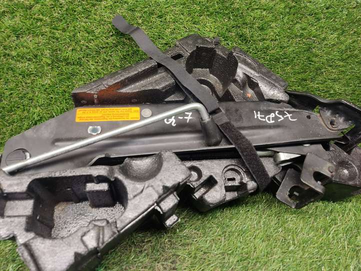Audi Q7 (2005 - 2009)  7L0011031H Домкрат (данкрат)