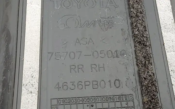 Toyota Avensis T270 (2009 - 2012) 7570705010 Прочие внешние детали — фото 3