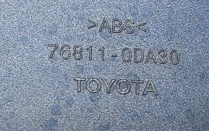 Toyota Yaris (2019 - ) 768010DB20 Подсветка номера — фото 4