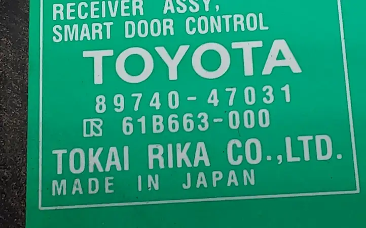 Toyota Prius (XW30) (2009 - 2015) 8974047031 Блок управления дверью — фото 2