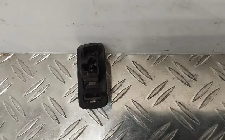 Toyota Yaris (2012 - 2014) Подсветка номера — фото 3