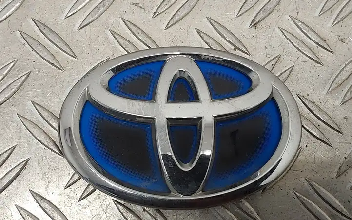 Toyota Yaris (2012 - 2014) Эмблема производителя — фото 1