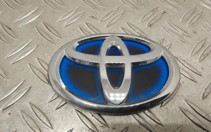Toyota Yaris (2012 - 2014) Эмблема производителя — фото 2