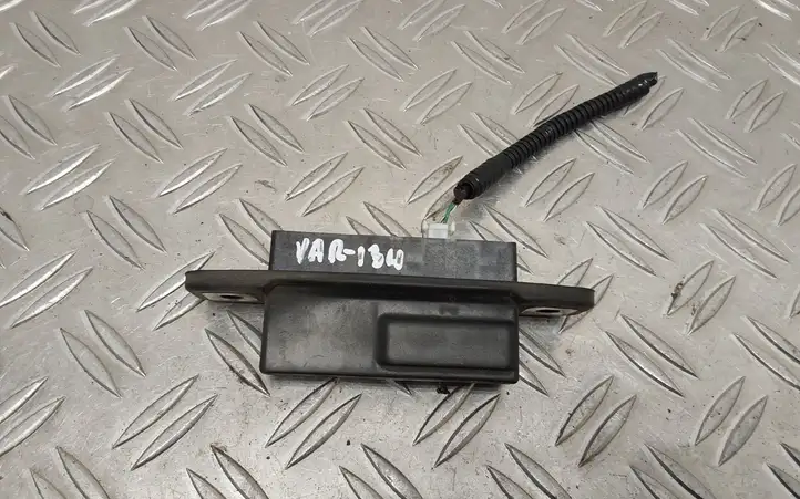 Toyota Yaris (2012 - 2014) Кнопка закрытия крышки багажника — фото 1
