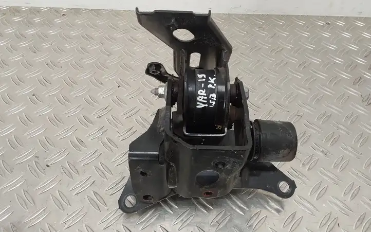 Toyota Yaris (2014 - 2019) Подушка КПП — фото 1