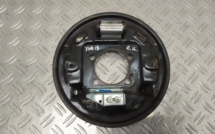 Toyota Yaris (2014 - 2019) Защитный кожух заднего тормозного диска — фото 1