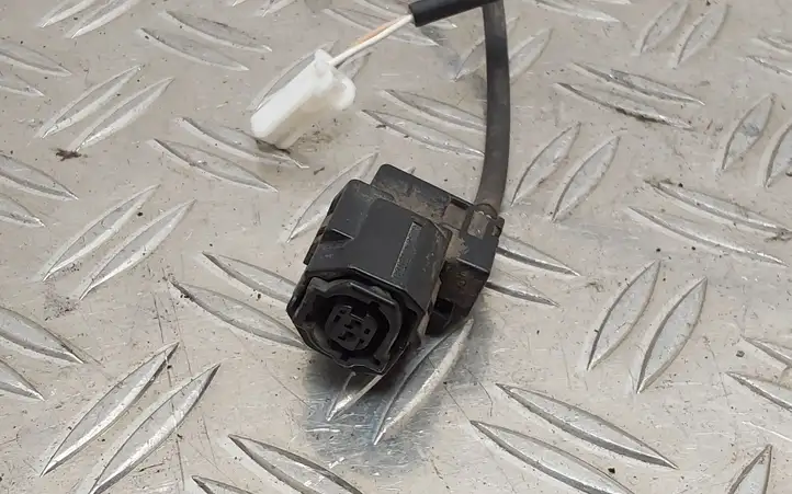 Toyota Yaris (2014 - 2019) Проводка заднего датчика ABS — фото 3