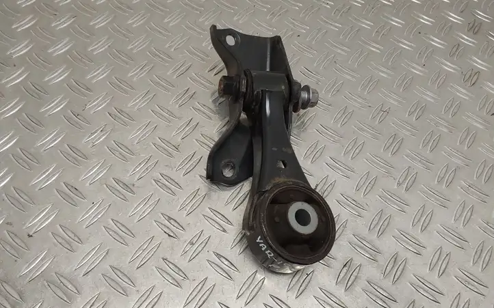 Toyota Yaris (2014 - 2019) Подушка КПП — фото 1