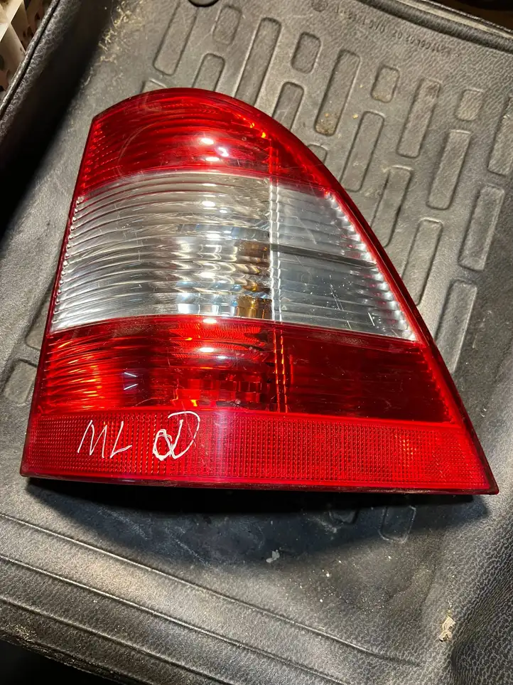 Mercedes-Benz ML W163 (1997 - 2005) A1638202064 Задний фонарь в кузове — фото 1