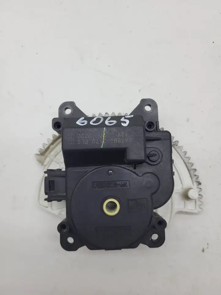 Toyota RAV 4 (XA40) (2012 - 2018) 0638002170 Двигатель задвижки потока воздуха — фото 1