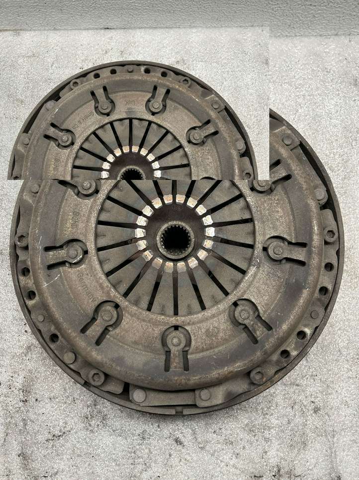 Audi A4 (2000 - 2006)  058141031A Корзина сцепления
