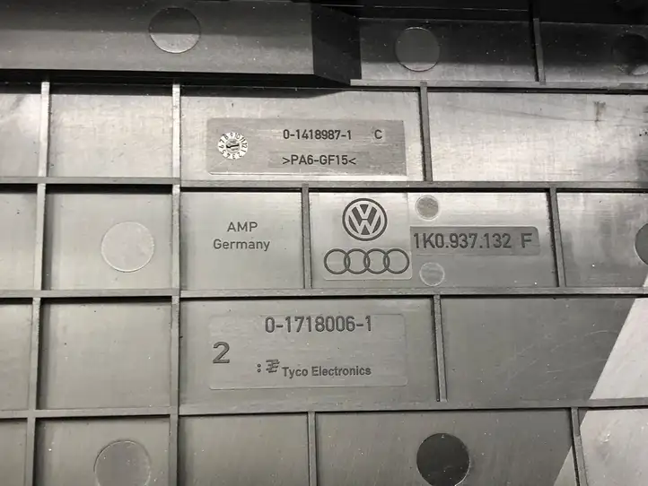 Volkswagen Sharan (2010 - 2015) 1K0937132F Крышка ящика предохранителей — фото 3