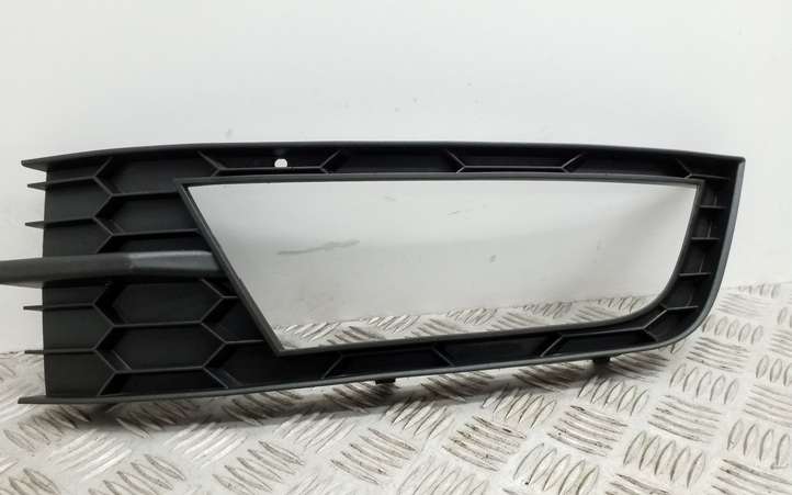 Skoda Octavia Mk3 (5E) (2013 - 2019)  5E0807681 Декоративная решётка противотуманной фары