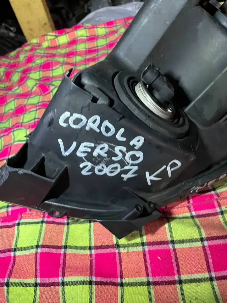 Toyota Corolla Verso AR10 (2004 - 2009) Передняя фара — фото 4