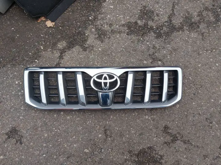 Toyota Land Cruiser (J120) (2002 - 2009) 5311160570 Верхняя решетка радиатора — фото 1