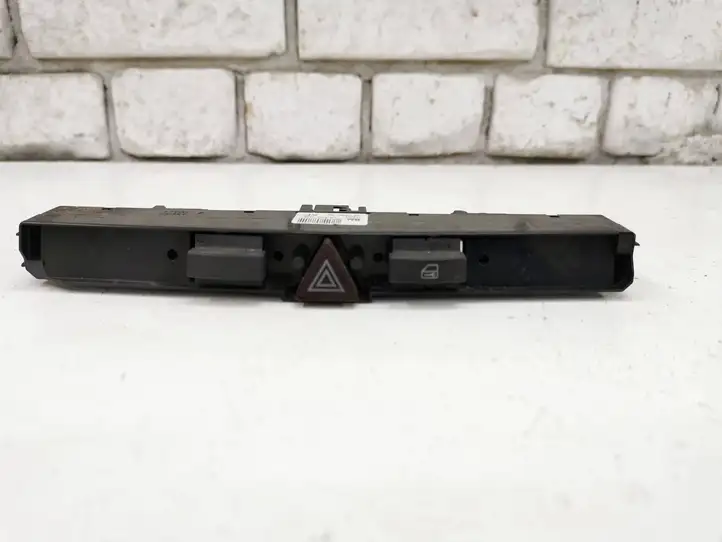 Opel Astra H (2004 - 2009) 03758075 Включатель аварийных фонарей — фото 1