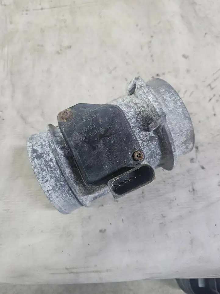 Audi A6 S6 C5 4B (2001 - 2004) 059906461D Датчик массового расхода воздуха — фото 3