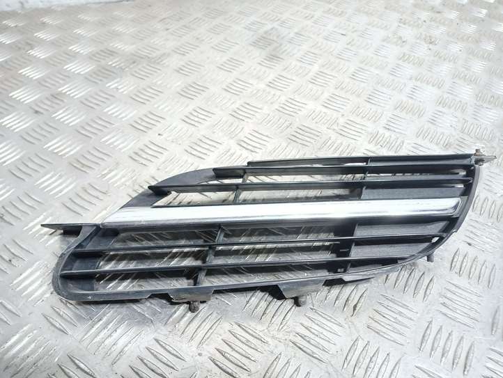 Nissan Almera Tino (2000 - 2006)  9381M010 Верхняя решётка
