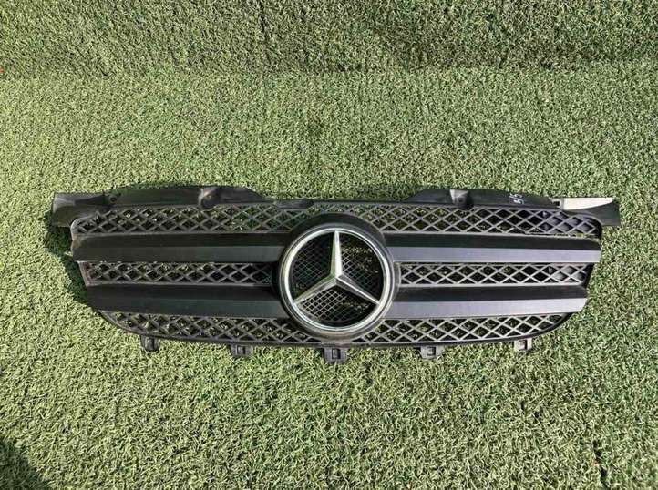 Mercedes-Benz Sprinter W906 (2006 - 2018)  9068800385 Передняя решётка