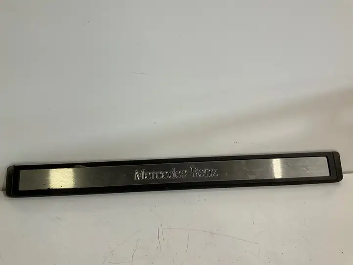 Mercedes-Benz E W211 (2002 - 2009) 2116801335 Внутренняя отделка переднего порога — фото 1