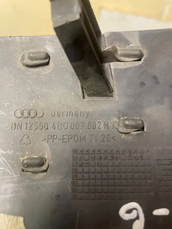 Audi A6 S6 C5 4B (1997 - 2001) 4B0807682H Нижняя решетка переднего бампера — фото 3