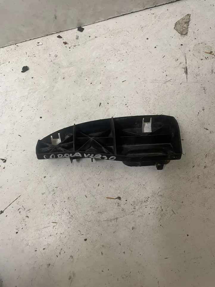 Toyota Corolla Verso AR10 (2004 - 2009) 525630F010 Кронштейн заднего бампера — фото 1