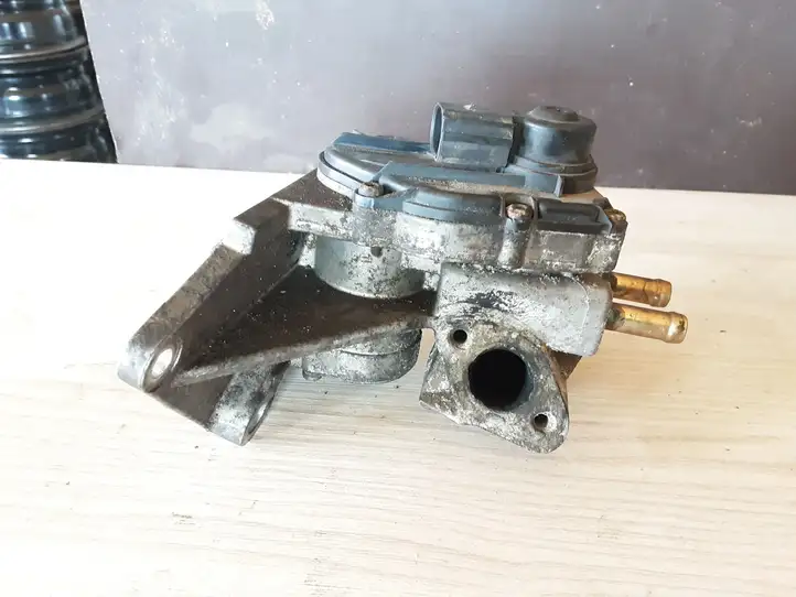 Volkswagen PASSAT B6 (2005 - 2010)  06F131503B Клапан EGR