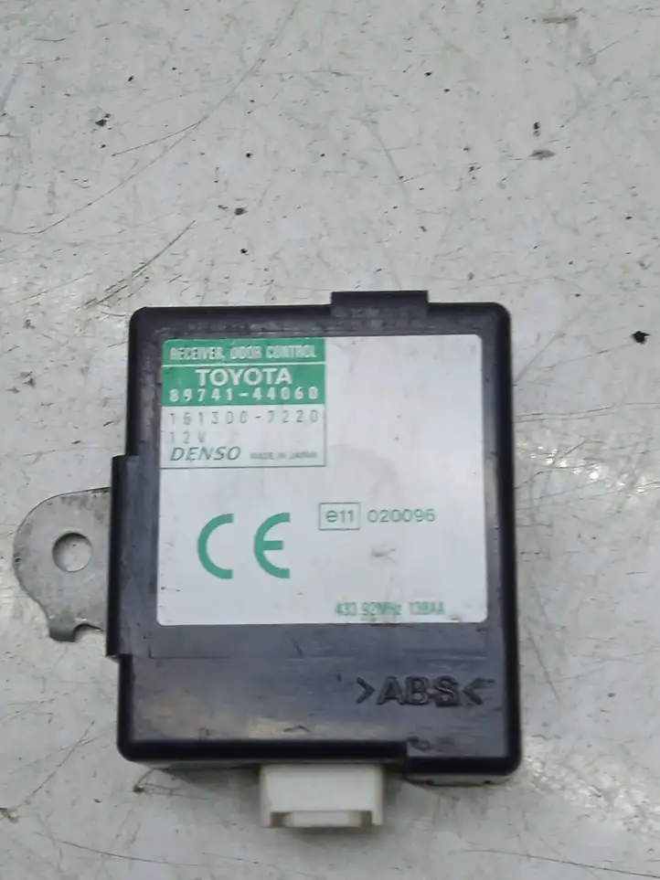 Toyota Avensis Verso (2004 - 2009) 8974144060 Блок управления дверью — фото 1