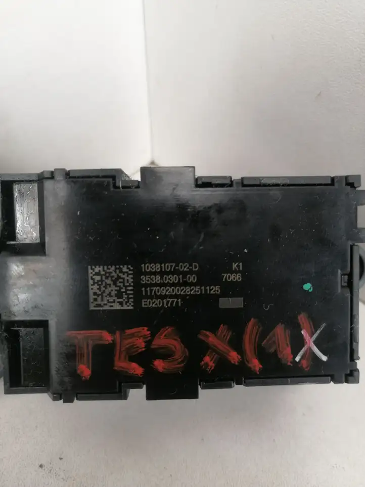 Tesla Model X (2015 - 2021) 103810702D Другие включатели / ручки/ переключатели — фото 3