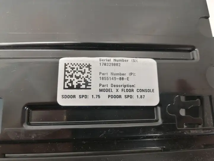 Tesla Model X (2015 - 2021) 105514900E Другая деталь консоли (туннеля) — фото 4