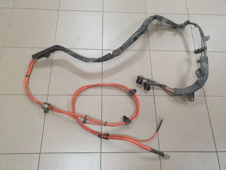 BMW 3 E90 E91 (2005 - 2012) 9205520 Плюсовой провод аккумулятора — фото 1